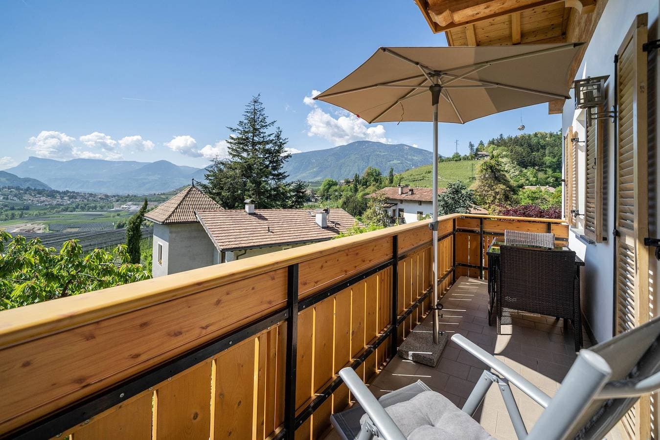 Foto 4 von 31: Ferienwohnung "Feldhof Golden Delicious" mit Salzwasser Pool, Panoramaliegewiese und Balkon