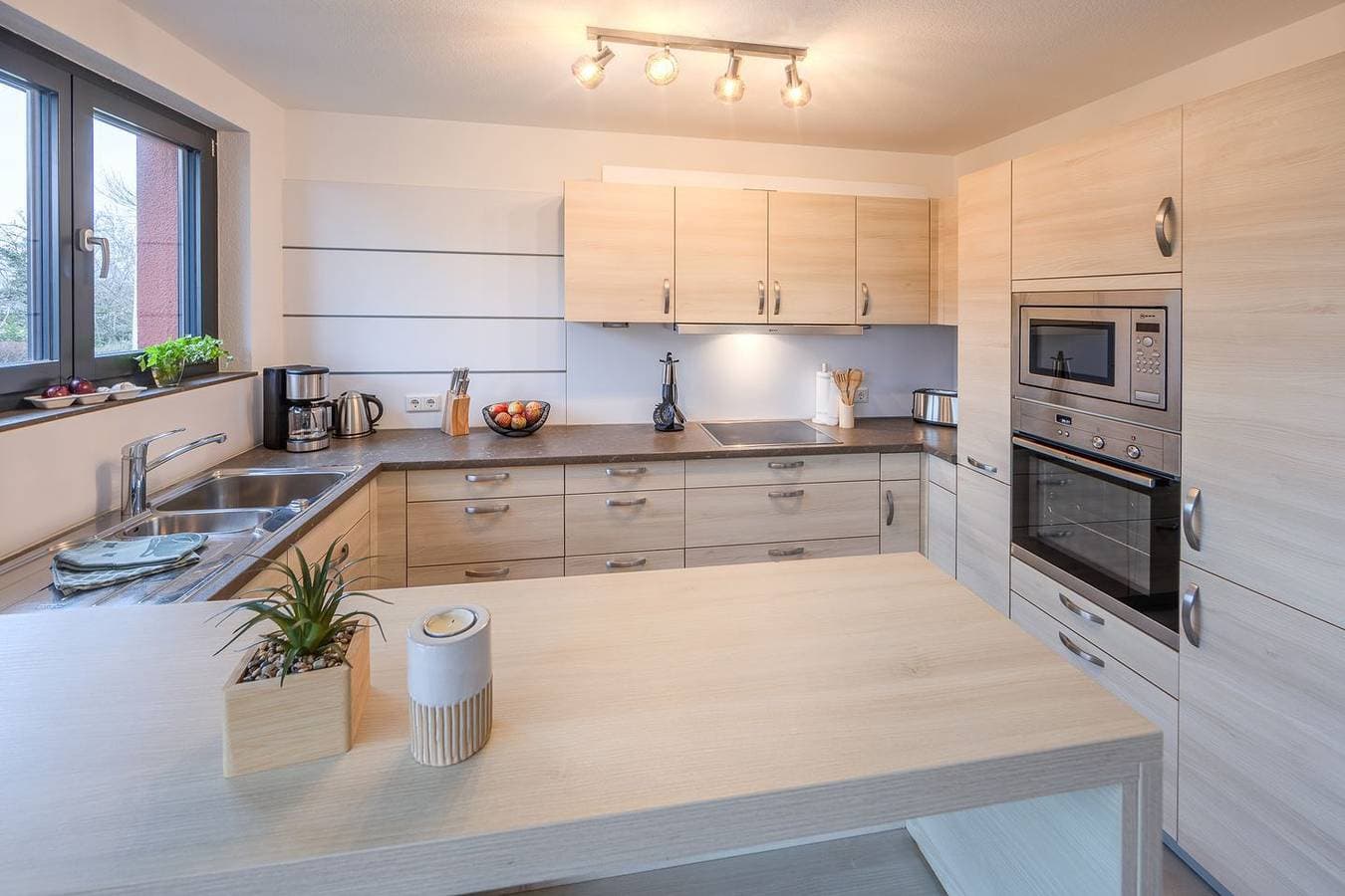 Foto 11 von 18: Seenahe große + sehr moderne Ferienwohnung Konny mit  überdachter Terrasse
