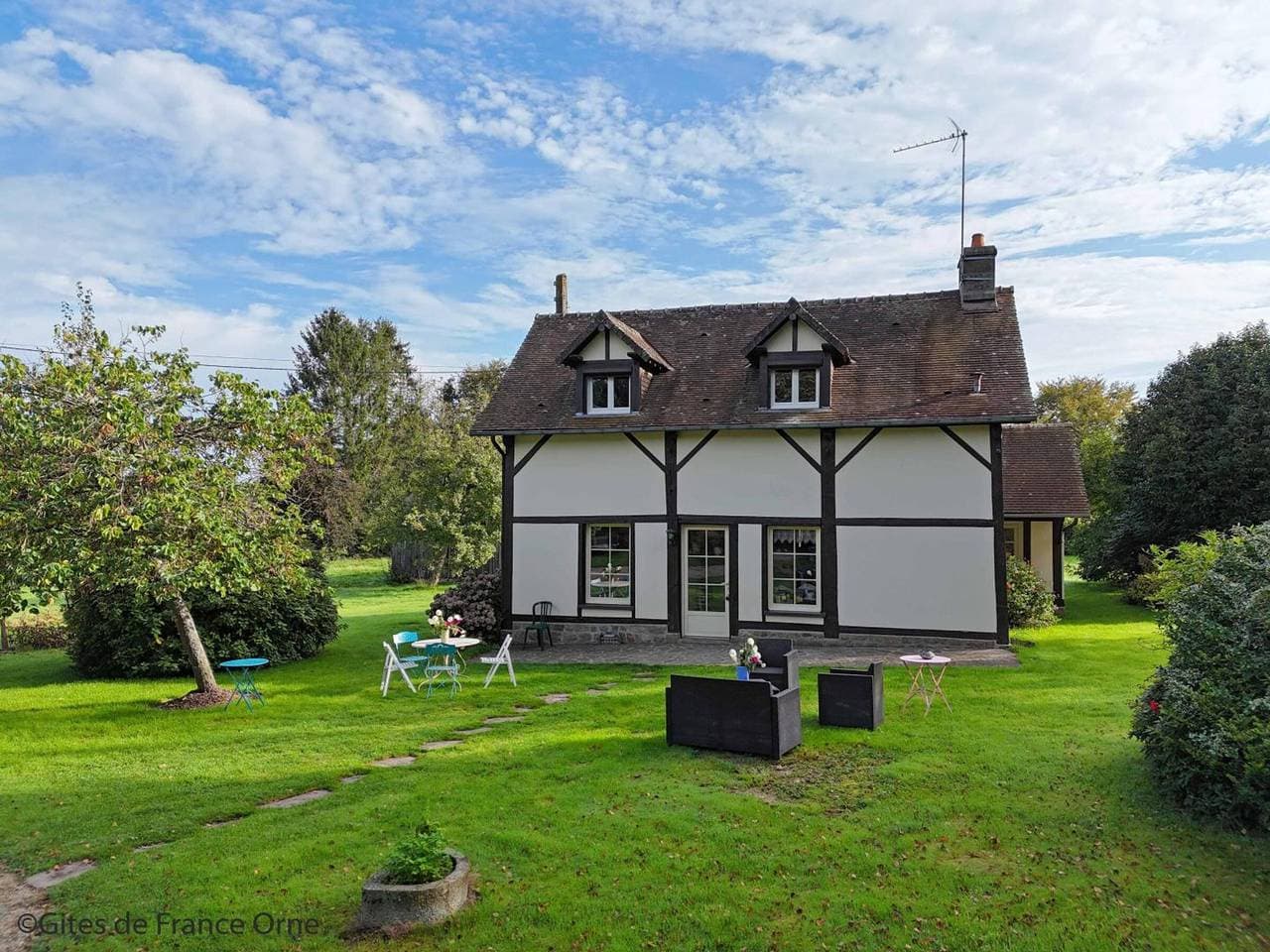 Landhaus mit 3 Schlafzimmern, Garten und Haustiere erlaubt in Saires-la-Verrerie 1