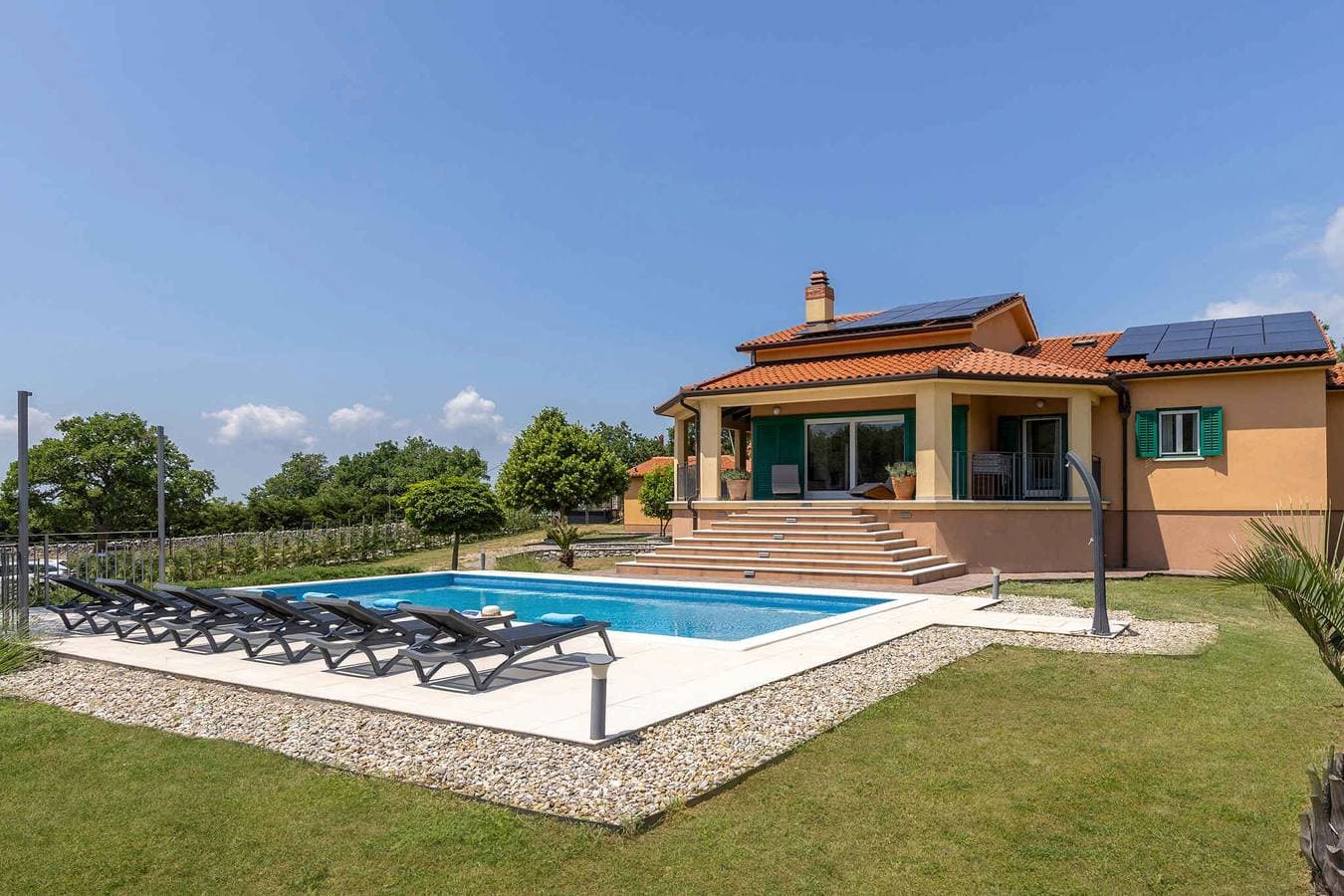 Foto 9 von 44: Villa mit Schwimmbad in einer ruhigen Gegend