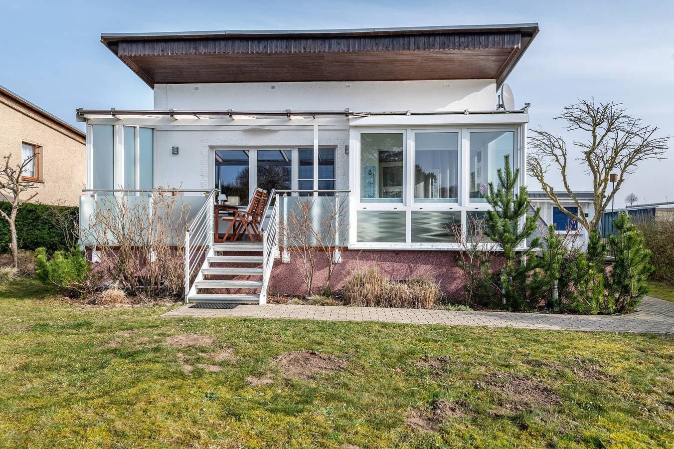 Foto 3 von 35: 'Ferienhaus Am See mit Boot', privater Terrasse, WLAN und Klimaanlage