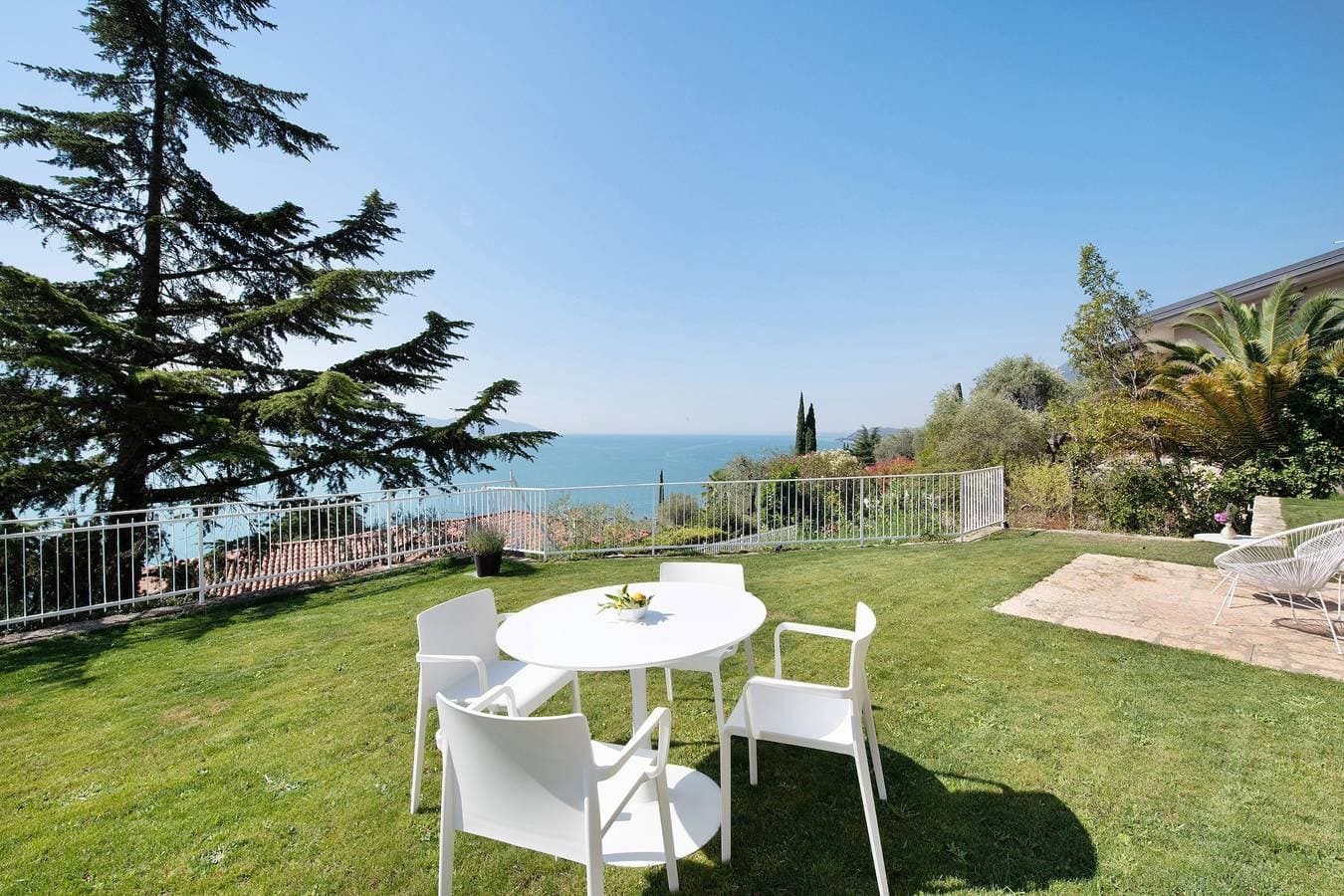 Foto 12 von 20: Haustierfreundliche Ferienwohnung Villa Gargnano mit Seeblick und Garten