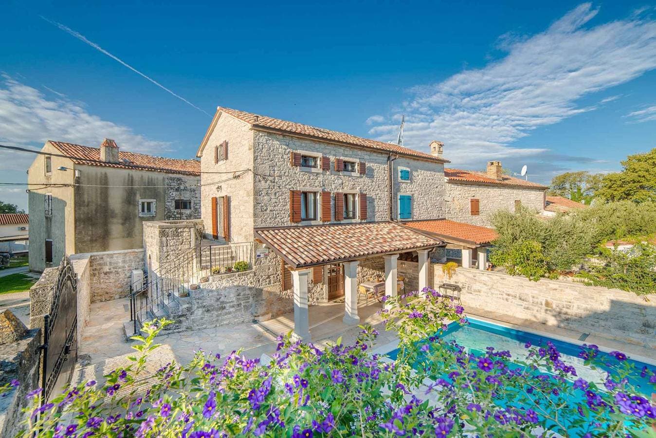 Foto 2 von 25: Ferienhaus mit Swimmingpool und Grill