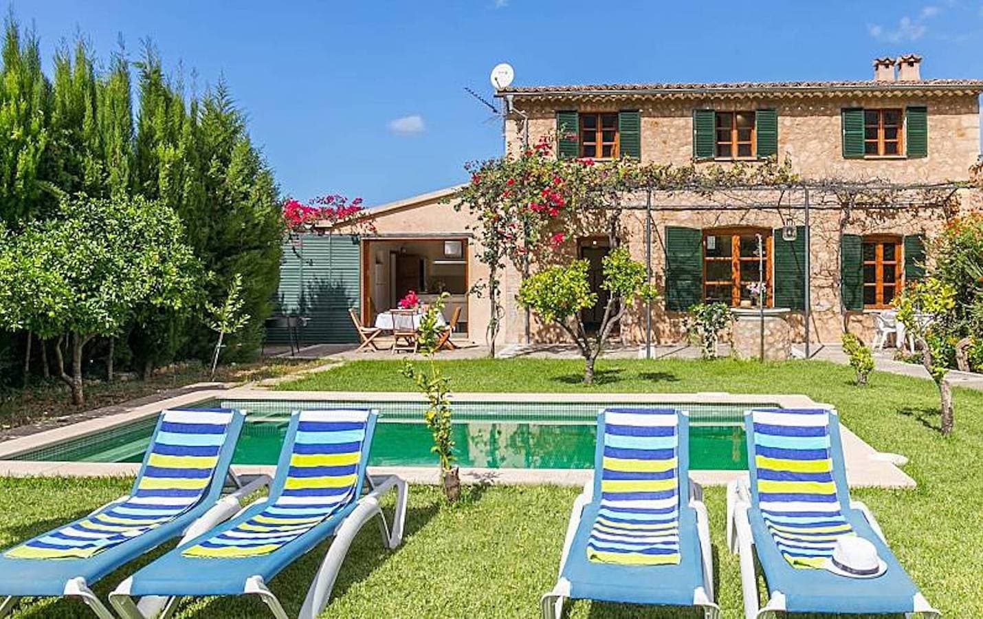 Foto 2 von 23: Chalet Casa Futbol mit Bergblick, Pool, WLAN, Klimaanlage, Terrassen und Garten