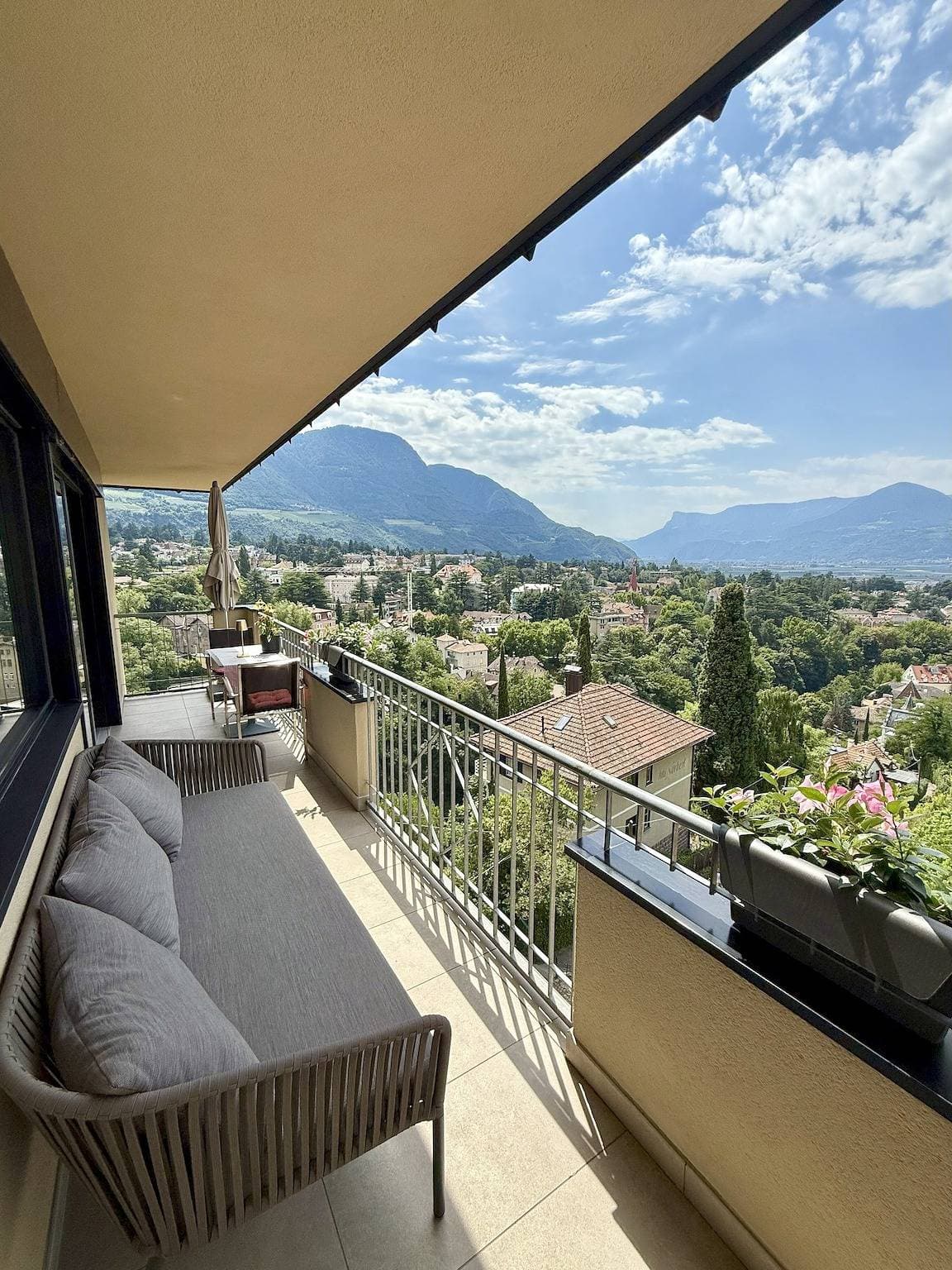 Foto 12 von 38: Ferienwohnung "Levita Living Anima" mit Bergblick und zwei sonnigen Balkonen