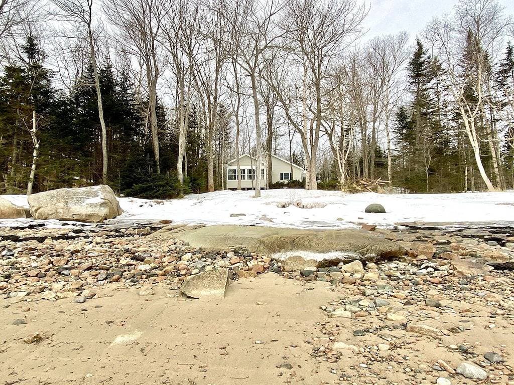 Foto 12 von 29: Beachfront Breezes 20 Steps To Water w/ Beach Firepit & Grill Near Acadia