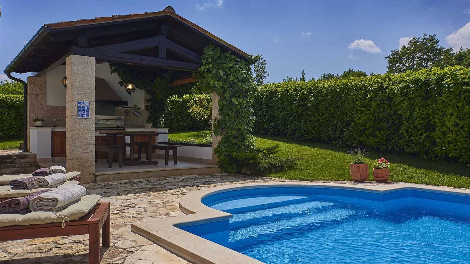 Foto 3 von 28: Villa für 8 Personen mit Balkon/Terrasse