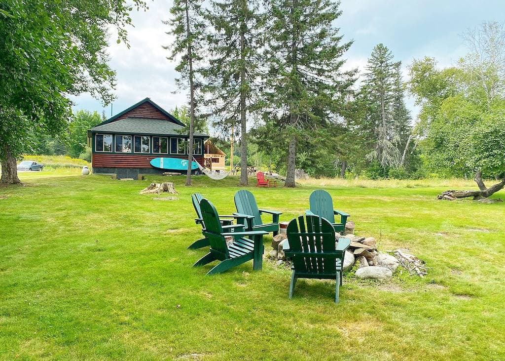 Foto 3 von 31: Niboban Cabin 5 right on Rangeley Lake with a screened porch, fire pit, hammock, WiFi and dock!