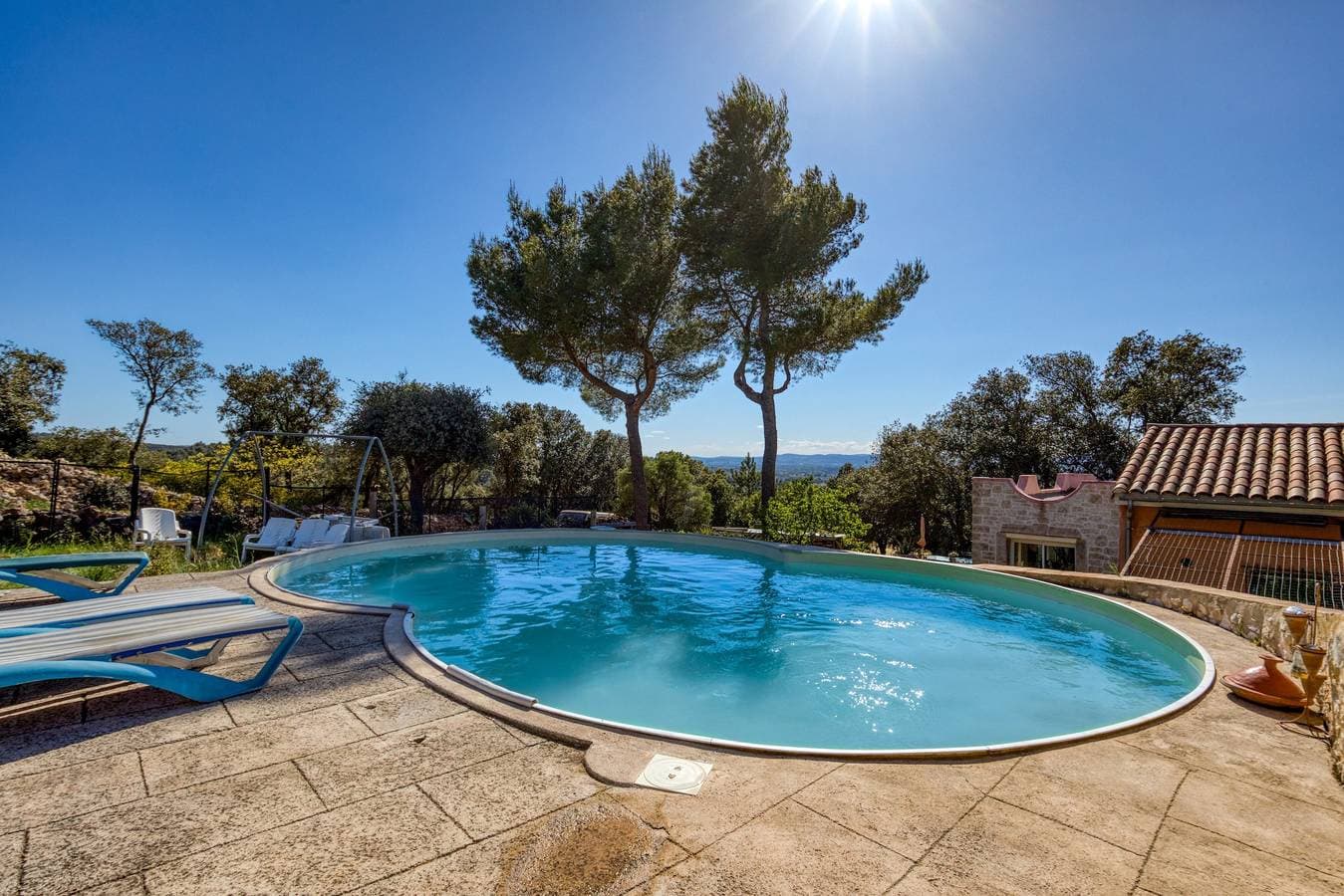 Foto 2 von 28: Charme und Komfort in der Natur: Bohème-Flair mit Pool und herrlicher Aussicht