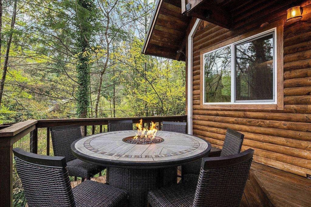 Foto 3 von 42: Exquisite and Comfy Riverside Retreat, Huge Deck, Two Fire-Tables, BBQ, New Décor and Furnishing