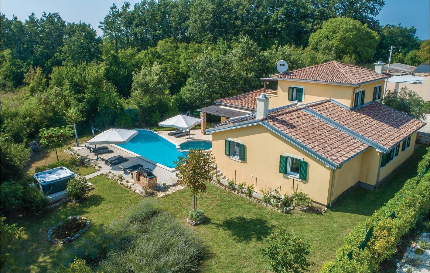 Foto 2 von 48: Geräumige 2-Zimmer-Ferienwohnung mit Pool, WLAN, Klimaanlage und Parkplatz