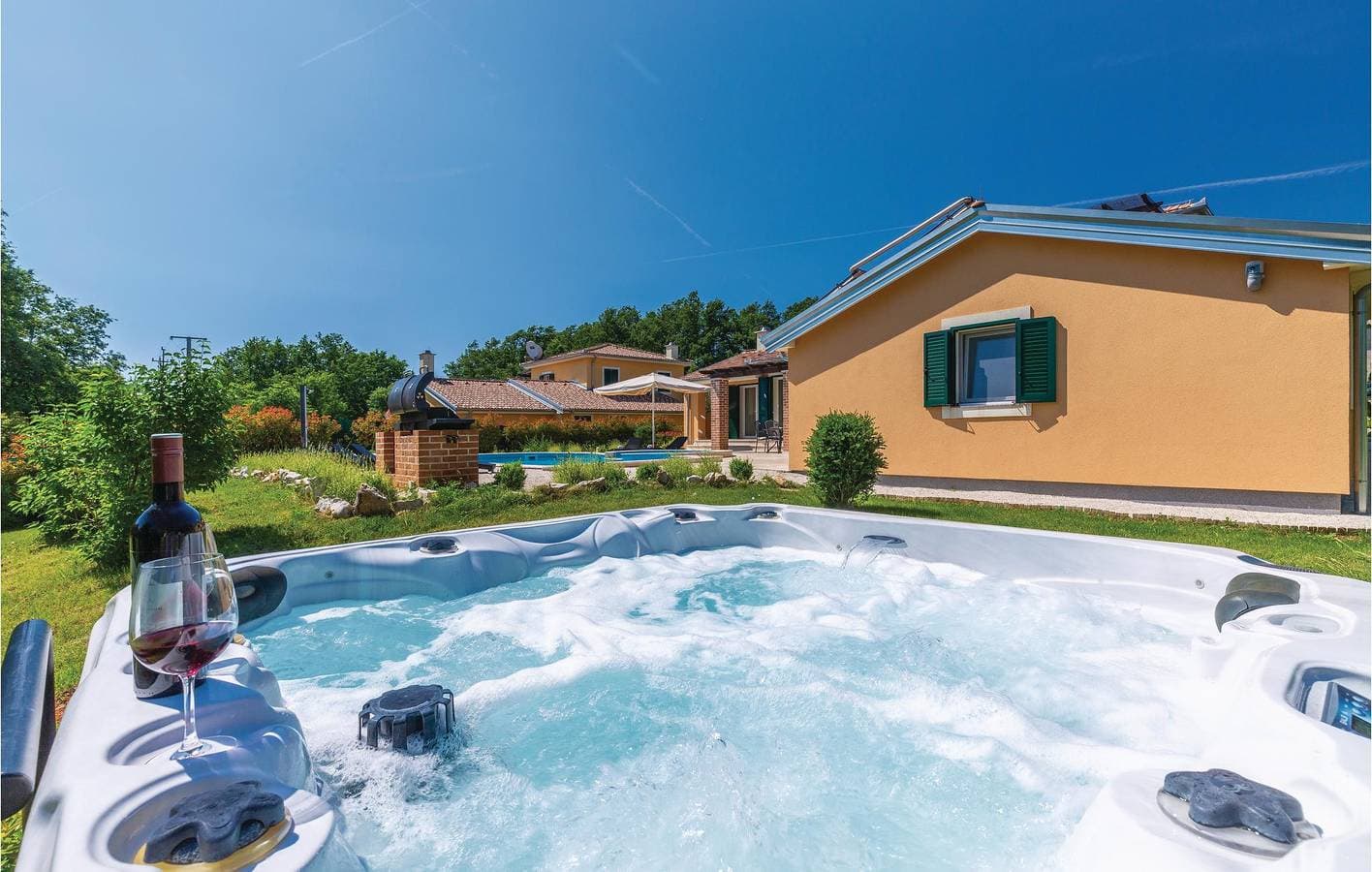 Foto 10 von 46: Geräumige 170 m² große Wohnung mit WLAN, Pool und Terrasse