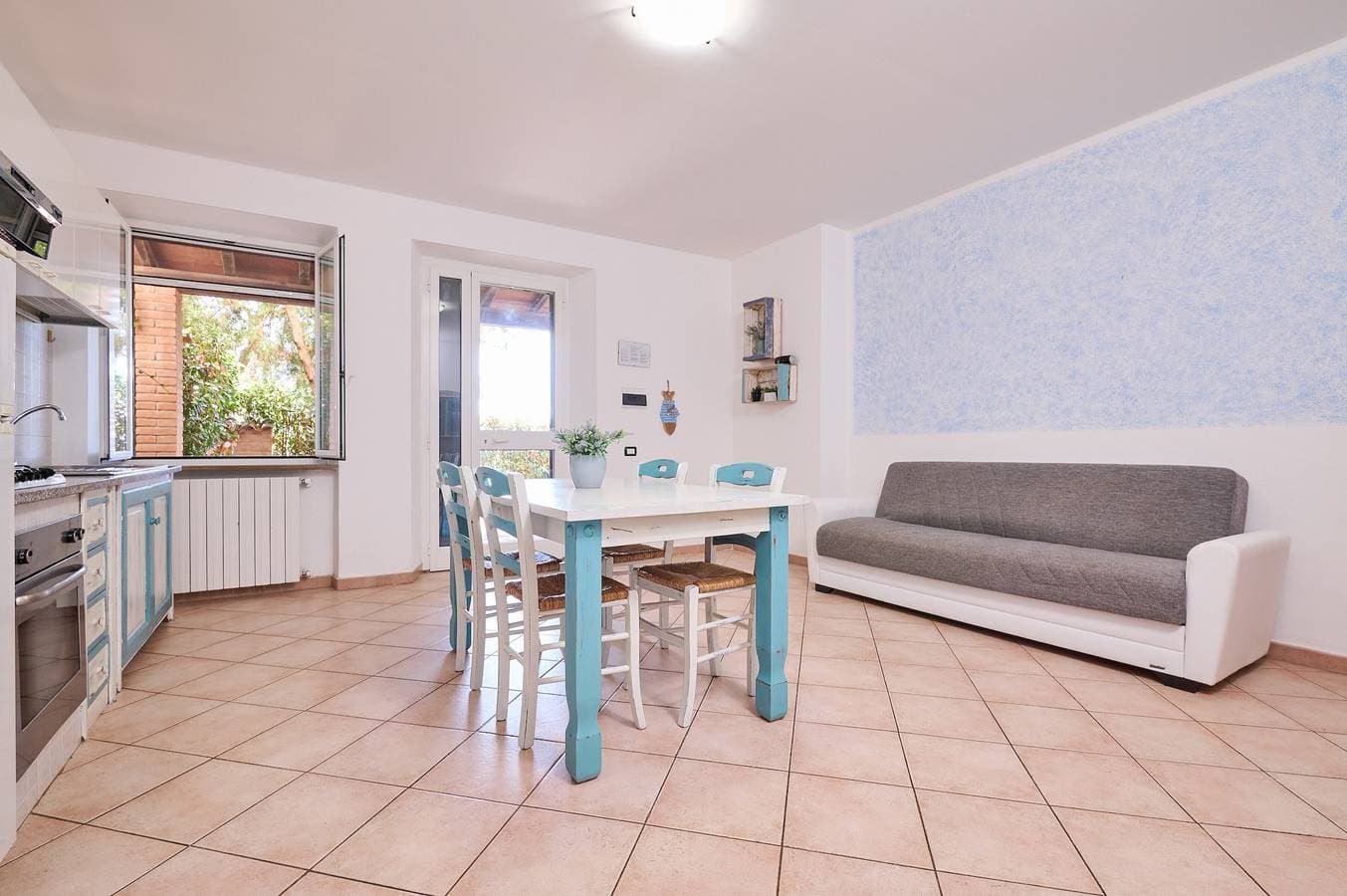 Foto 11 von 26: Ferienwohnung "Blu" mit Meerblick, Gemeinschaftspool und WLAN
