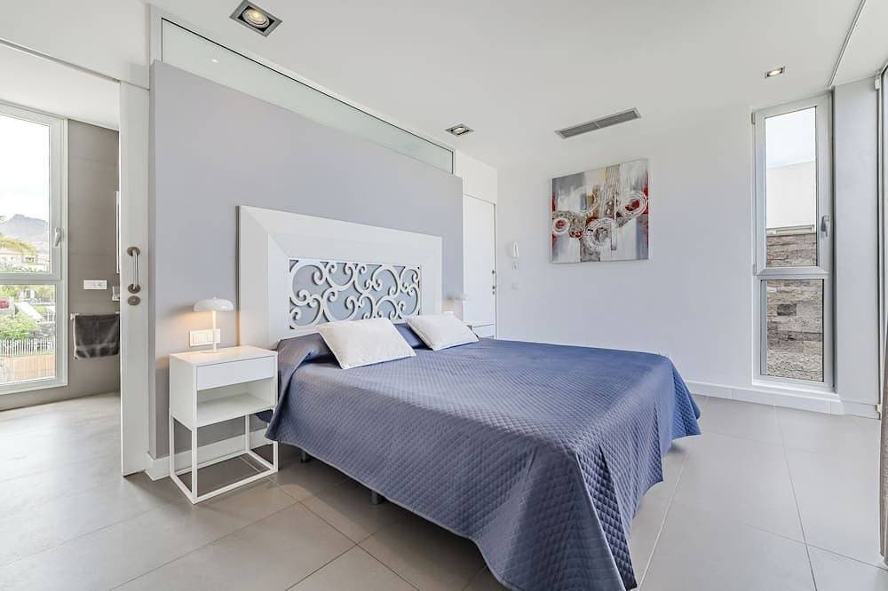 Foto 5 von 28: Moderne 5-Zimmer-Villa in El Duque, beheizter Pool, WLAN, nur 250 m vom Strand entfernt