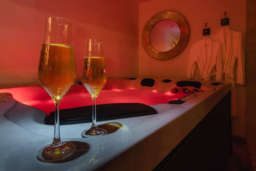 Foto 8 von 17: Viens on S'aime - Suite Avec Jacuzzi et Sauna Privatifs en Sologne