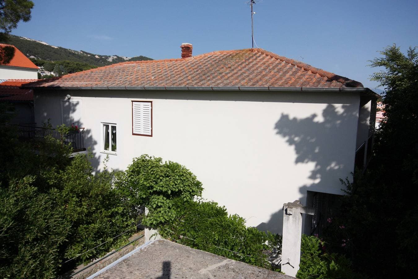 Foto 3 von 20: Zimmer mit Balkon und Meerblick Banjol, Rab S-5077-b