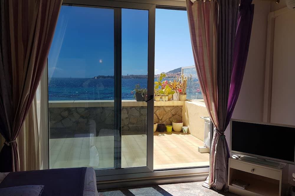 Foto 3 von 16: Großes, helles Studio mit Terrasse am Strand mit Meer- und Stadtblick