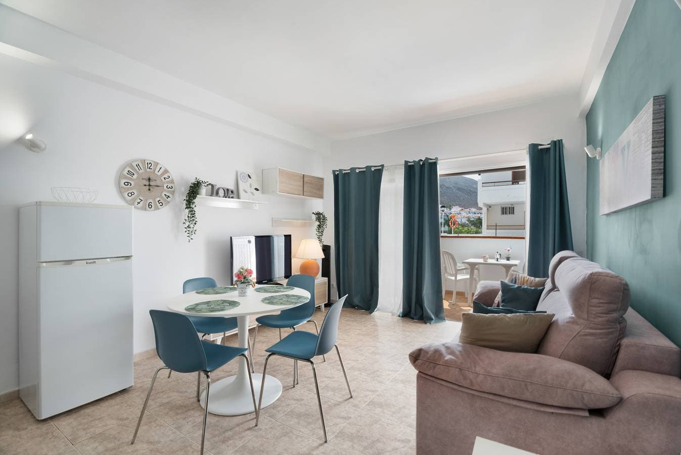 Foto 6 von 21: Ferienwohnung 'Los Cristianos One-bedroom' mit privatem Pool, Balkon und Wi-Fi