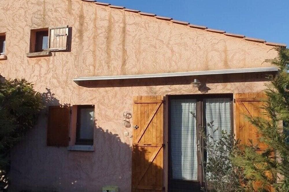 House in gated community with swimming pool 1