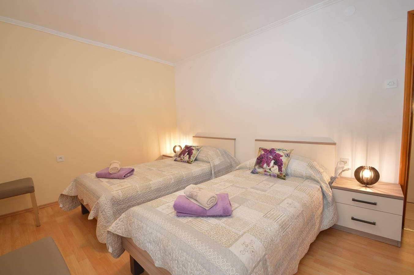Foto 8 von 20: Das Apartment Hrasta 1 ist eine Unterkunft in Hrasta auf der Insel Cres, 43 km von Mali Lošinj entfernt. Die Wohnung ist ideal für eine Familie oder eine Gruppe von bis zu vier Personen und verfügt über zwei Schlafzimmer, eine Küche, ein Wohnzimmer, ein Esszimmer, ein Badezimmer mit Badewanne und eine Waschmaschine. Private Parkplätze stehen vor der Wohnung zur Verfügung.