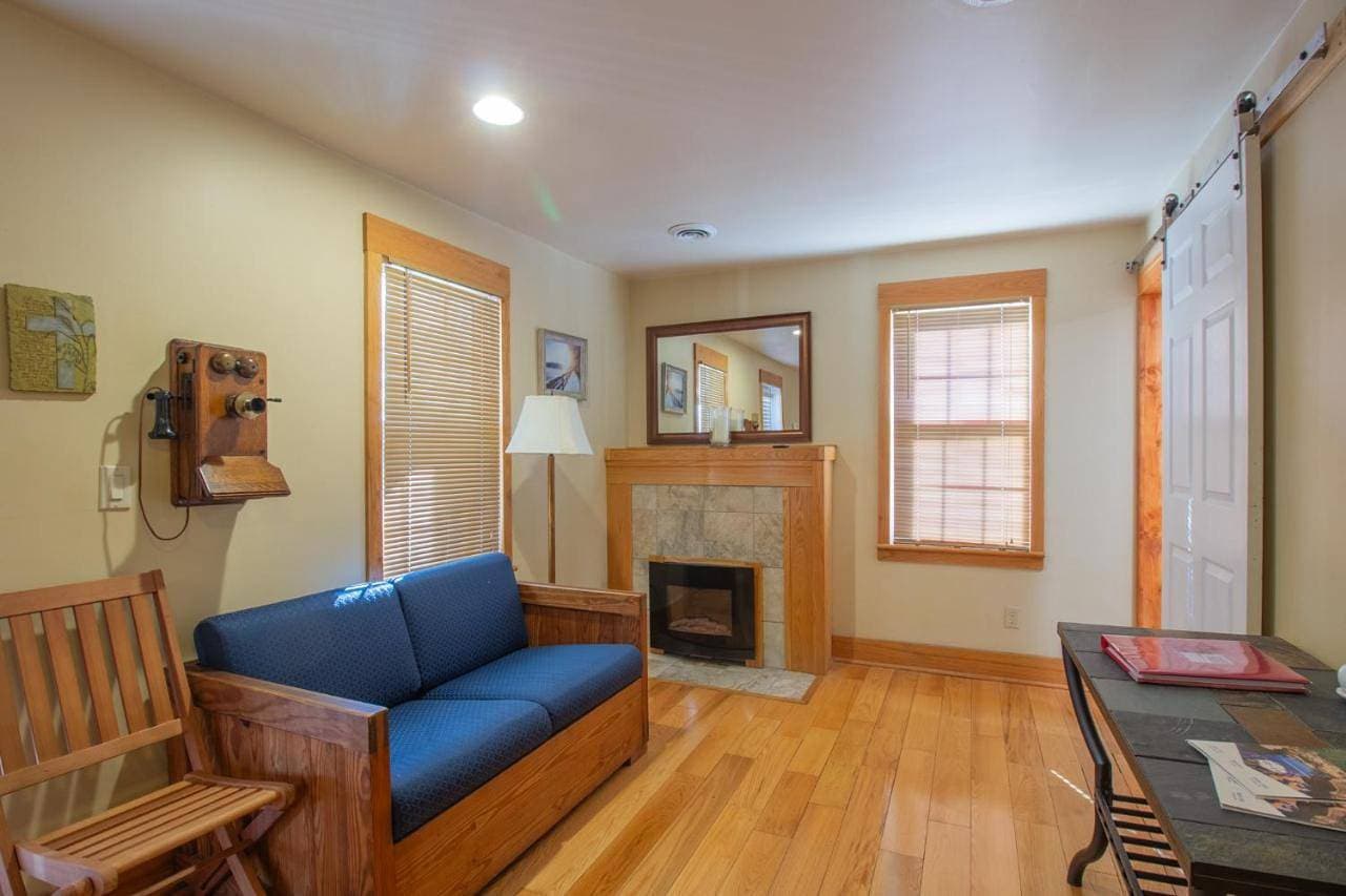 Stay In Ohiopyle in town by the GAP trail, hot tub 1
