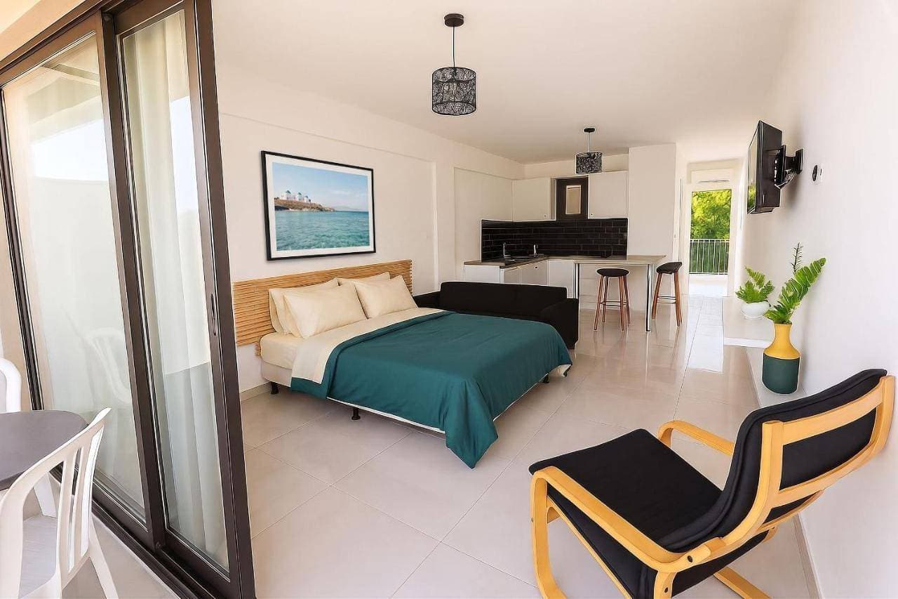 Foto 8 von 11: One-Bedroom Apartment with Balcony and City View