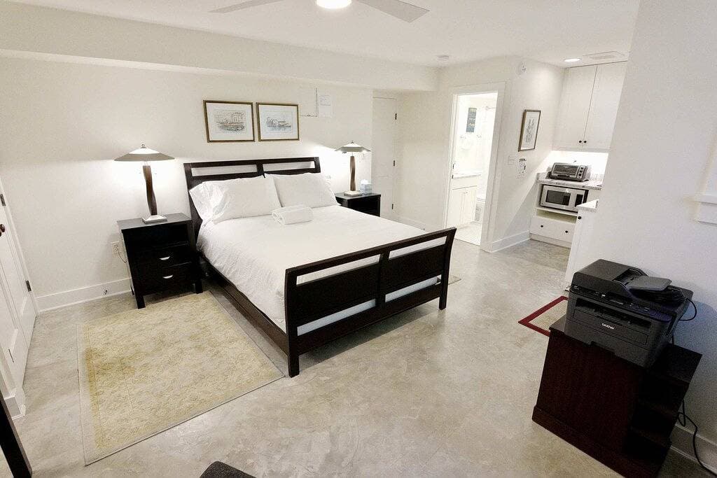 Foto 5 von 11: New Luxe Studio Cleveland Park near Zoo