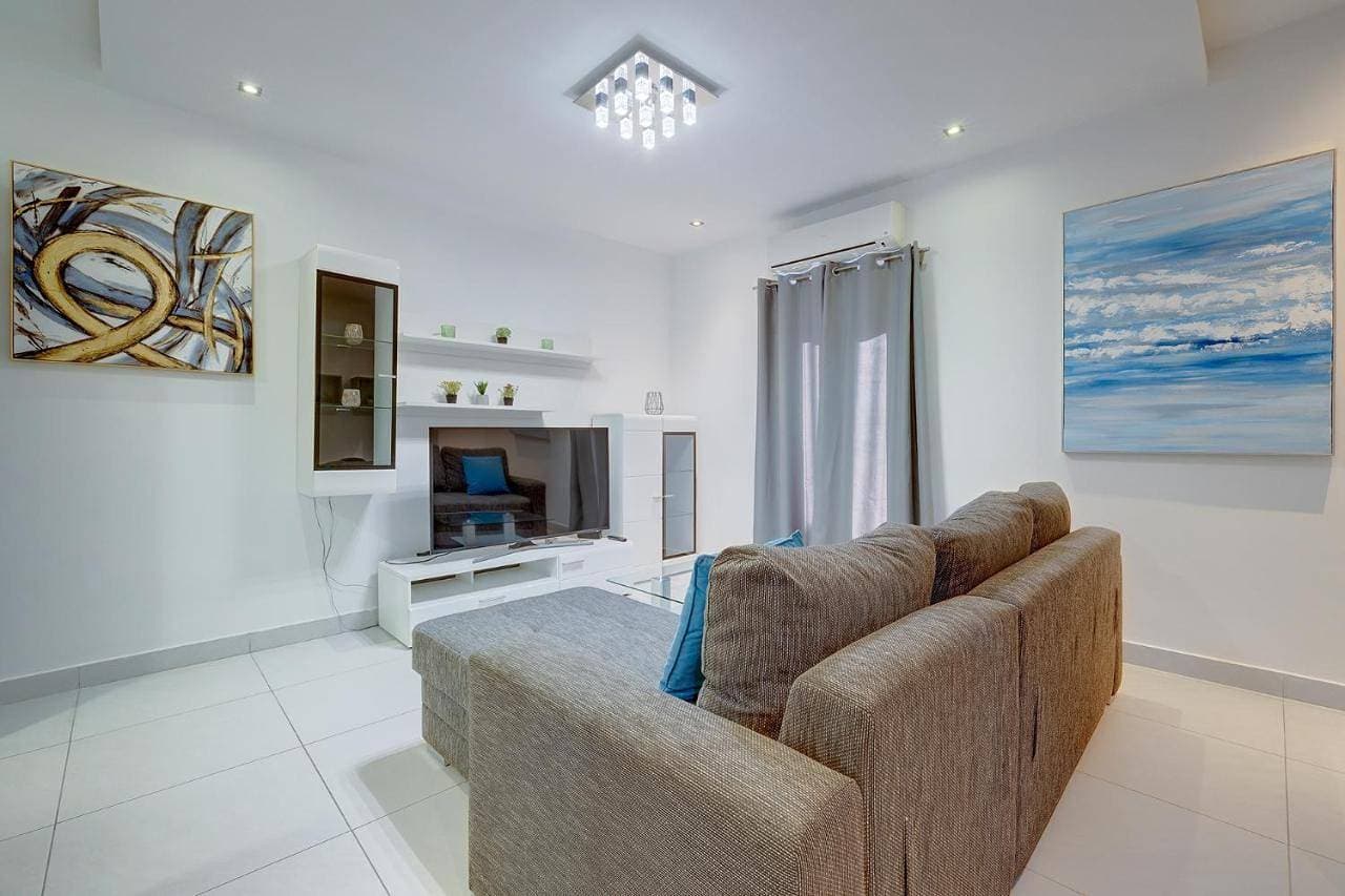 Idyllic Apartment just off the Promenade 1