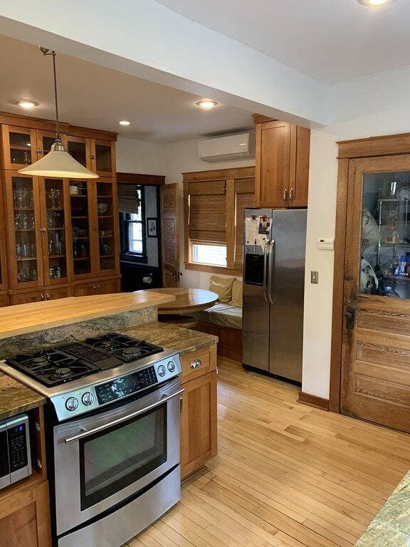 Foto 5 von 26: Four Square Marquette- Centrally located w porch, patio, sauna, fire pit