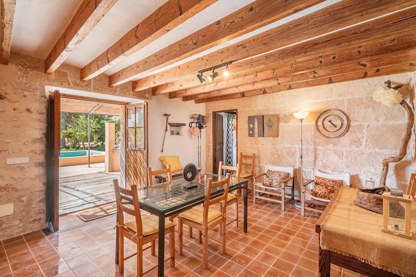 Foto 6 von 30: Ferienhaus Es Verger mit Bergblick, Pool, Garten und Terrasse
