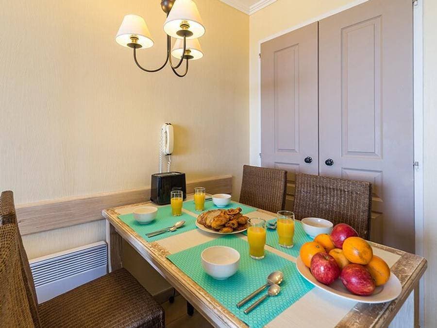 Foto 7 von 45: Pierre & Vacances Résidence Les Restanques du Golfe de Saint-Tropez - Wohnung 4 personen - - 1 Schlafalkoven - Terrasse oder Balkon