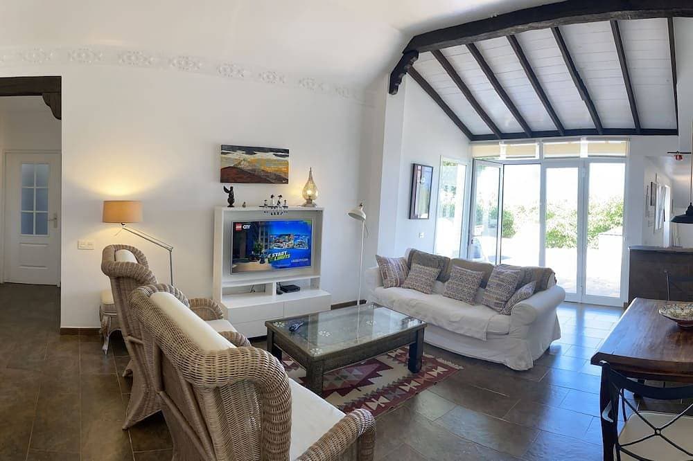 Foto 6 von 30: Casa Saskia mit einer schönen Aussicht auf einer Avocadoplantage Beheitzter Pool