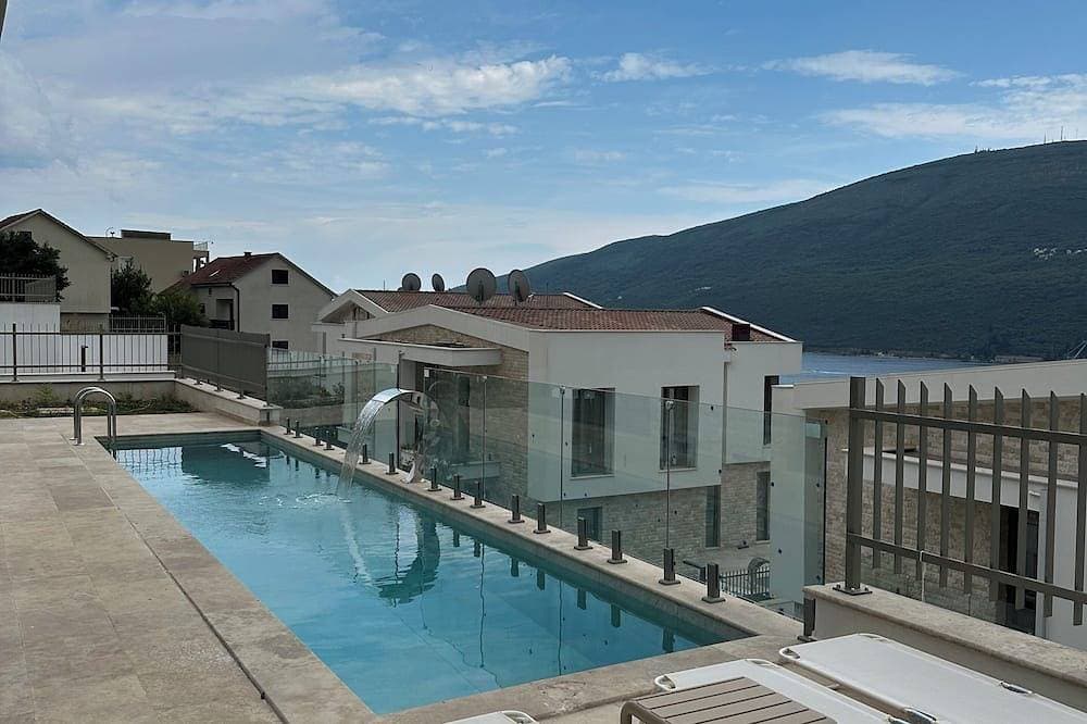 Stylish 4Br Villa w/ Pool near Porto Novi Marina 1