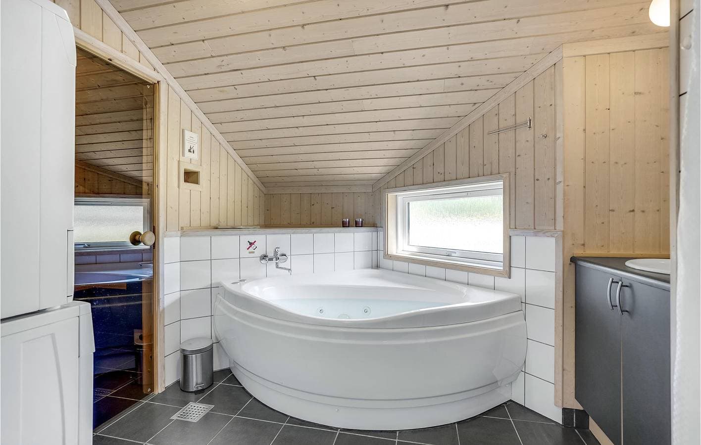 Foto 9 von 21: Ferienhaus für 8 Personen mit Whirlpool