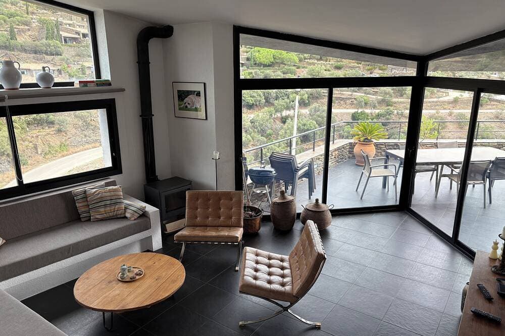 Foto 8 von 21: Ein charmantes Einfamilienhaus mit privatem Pool in Cadaques mit Meerblick.