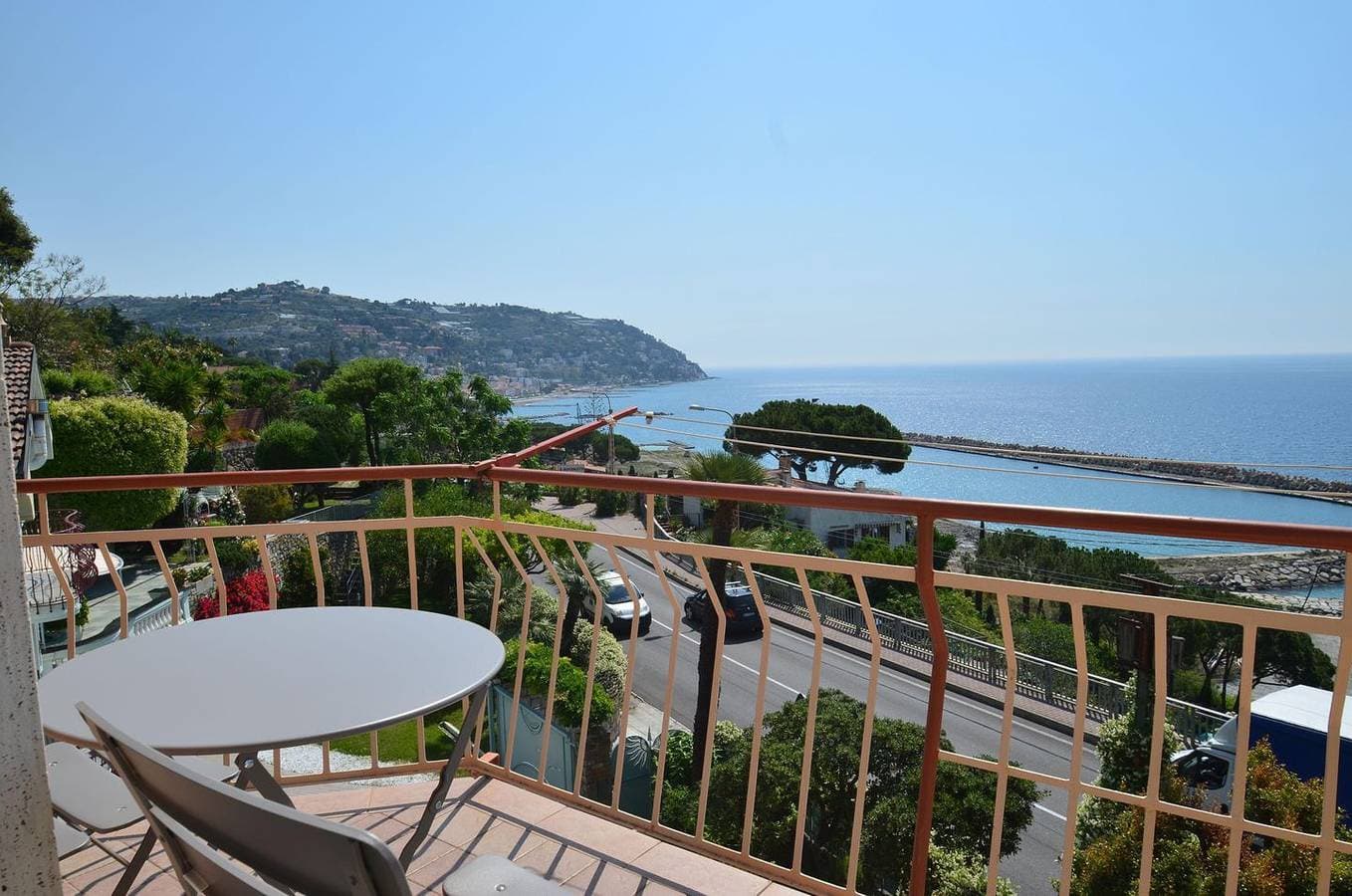 Foto 5 von 23: Neurenovierte Ferienwohnung direkt am Strand mit atemberaubendem Meerblick