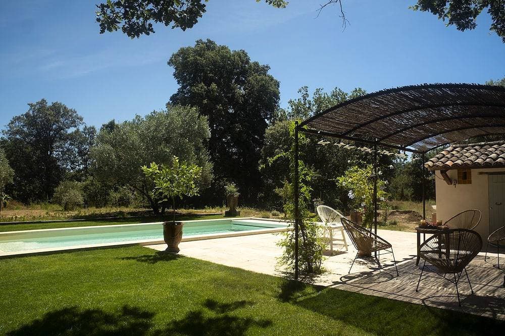 L'Atelier, with its century-old oak trees and panoramic view of the Luberon region 1