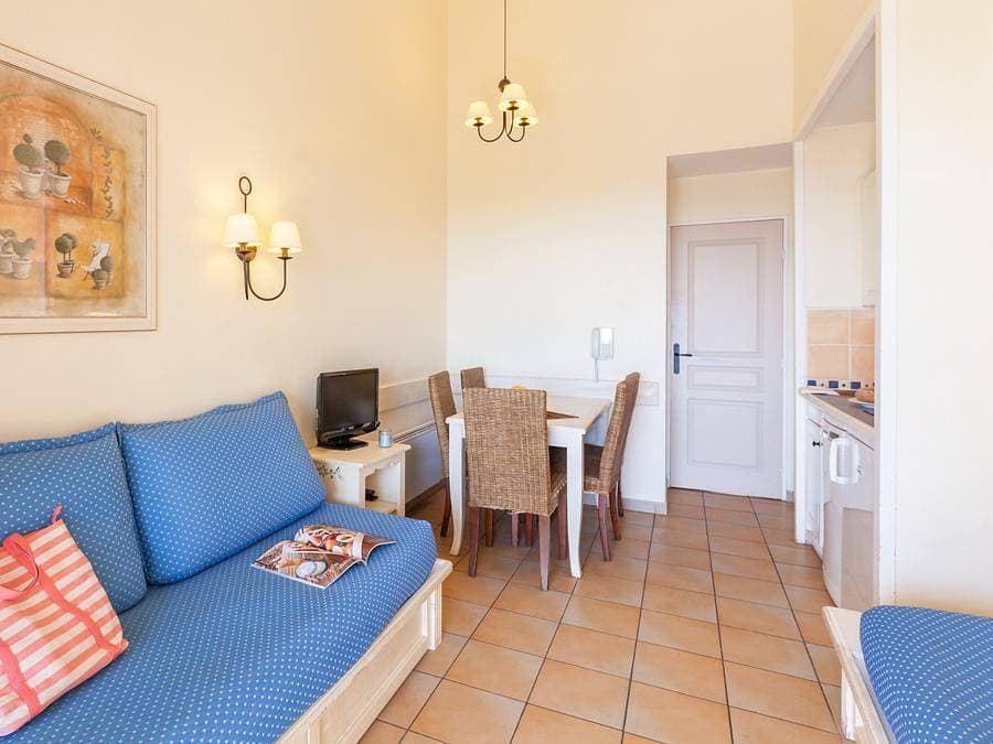 Foto 5 von 45: Pierre & Vacances Résidence Les Restanques du Golfe de Saint-Tropez - Wohnung 4 personen - - 1 Schlafalkoven - Terrasse oder Balkon