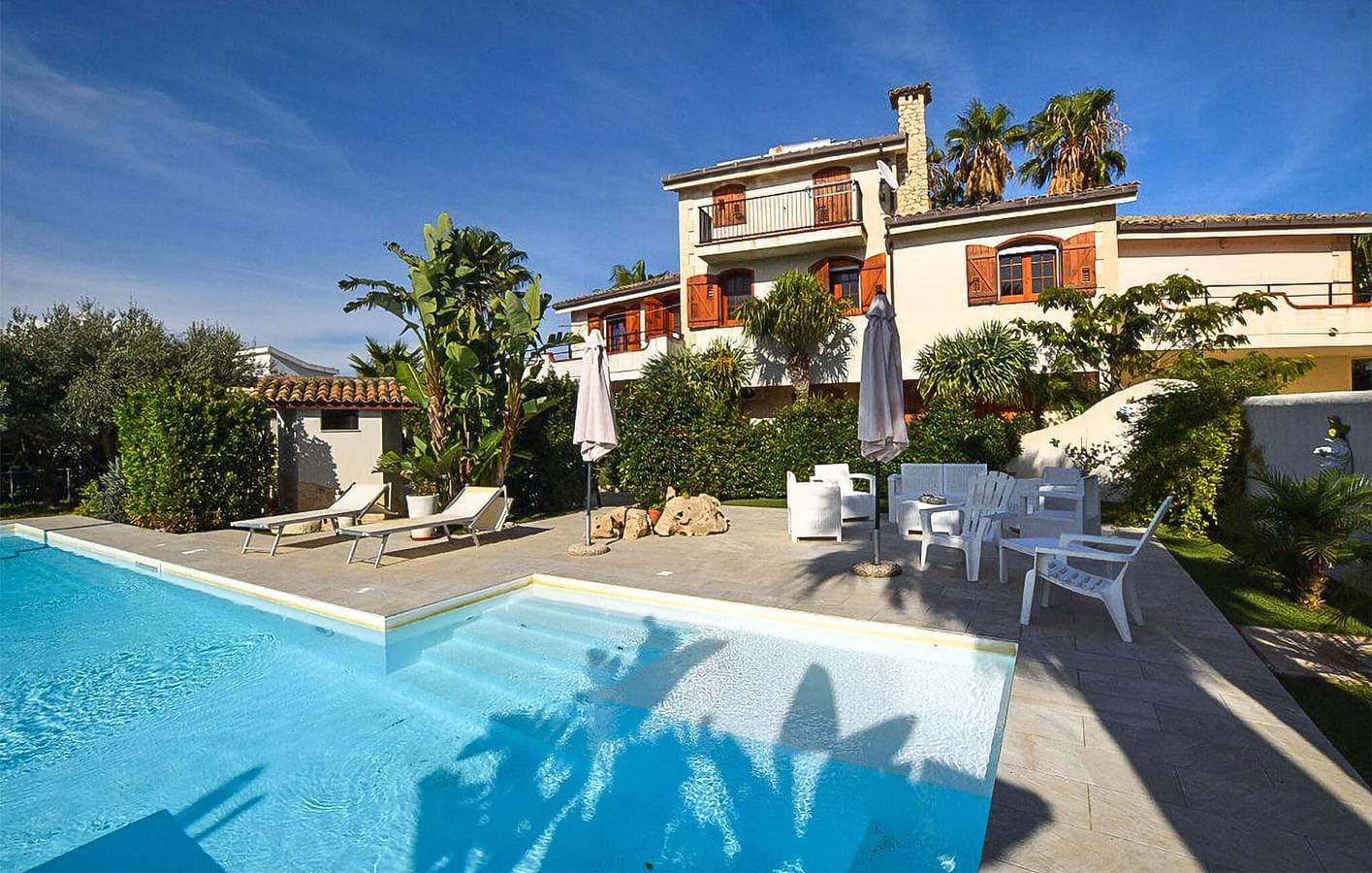 Foto 5 von 48: Luxuriöses Apartment am Strand mit Pool und Parkplatz