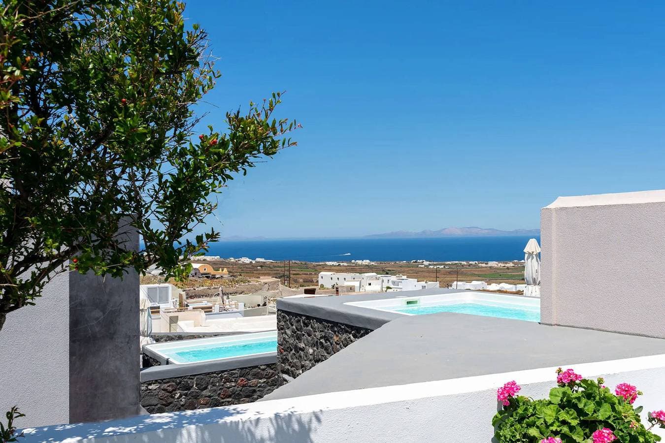 Foto 3 von 17: Luxury Santorini Villa | Superior Villa | Private Heated Plunge Pool | Sea View