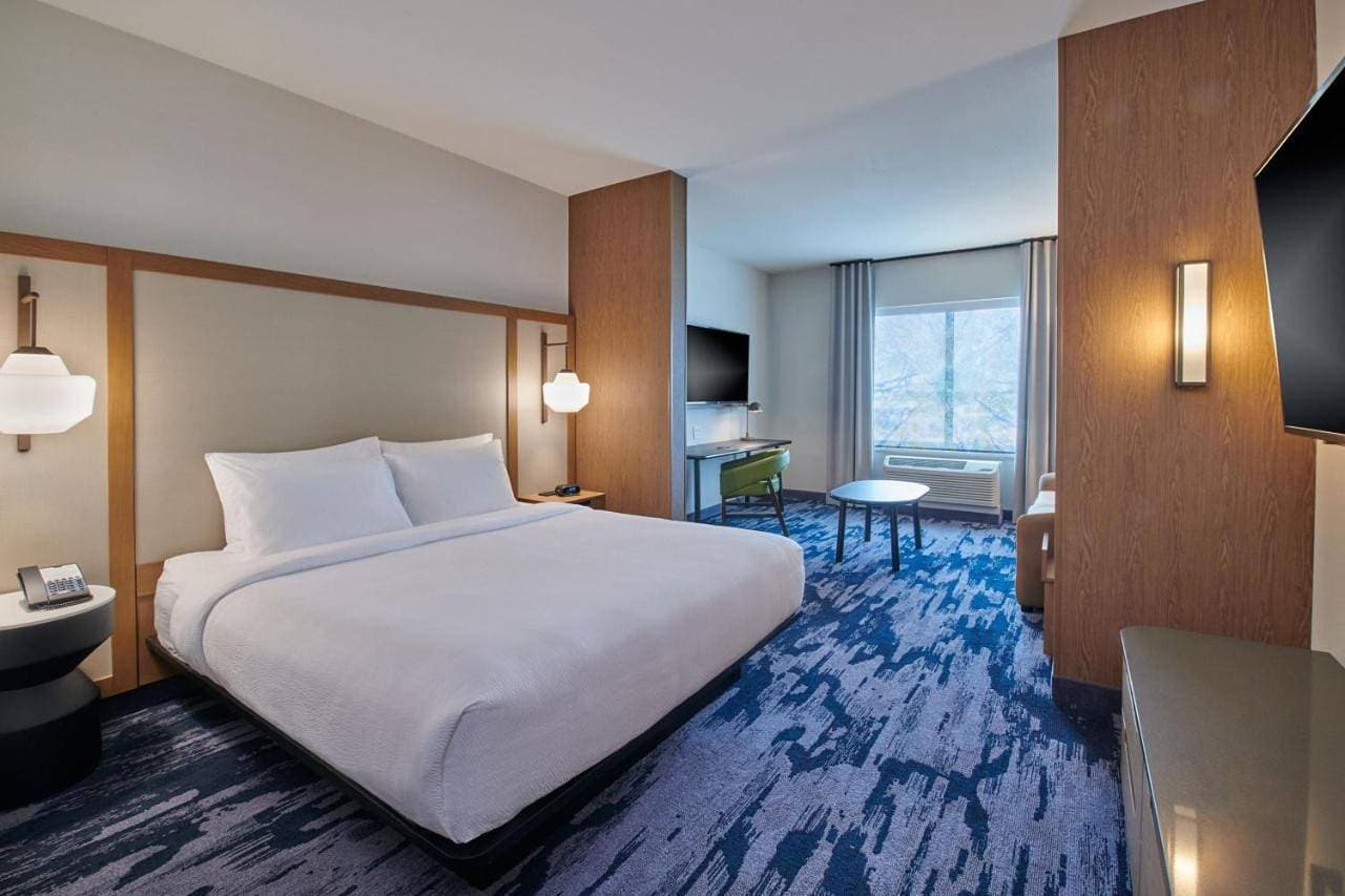 Foto 6 von 9: King Suite with Roll-In Shower and Sofa Bed - Mobility Access/Hearing Accessible