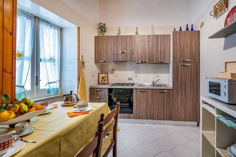 Foto 13 von 30: Die Mispel, Private newly-refurbished 3 bedroom apartment with large terrace, air-conditioning, outd...