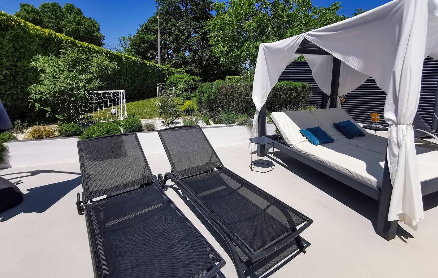 Foto 13 von 40: Charmante Unterkunft, 2,5 km vom Stadtzentrum entfernt: Rückzugsort am Pool mit WLAN und Terrasse