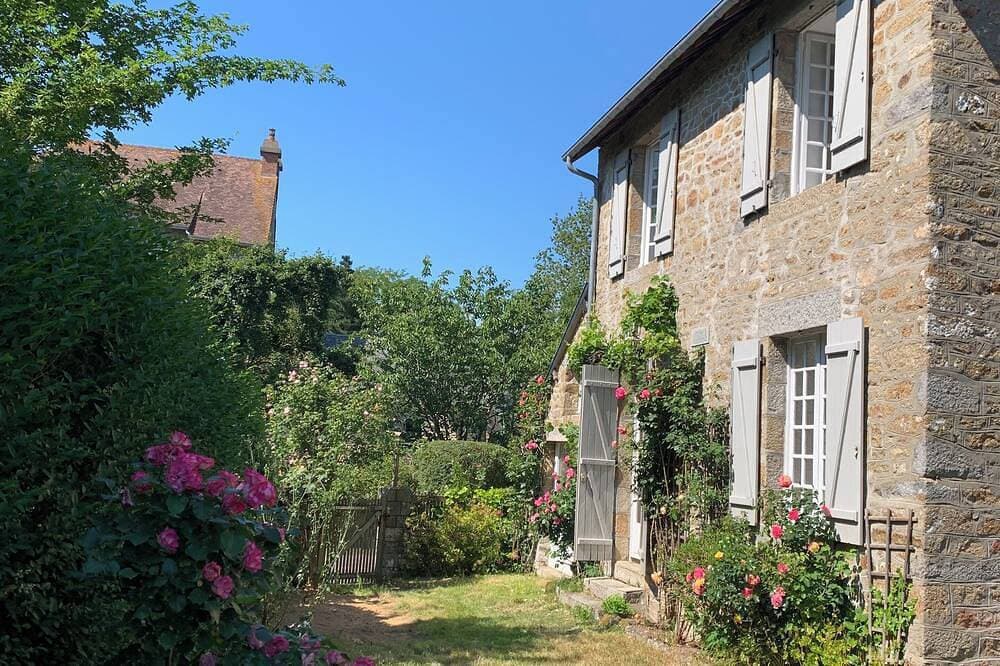 Stone house 10 minutes from the beach. 1