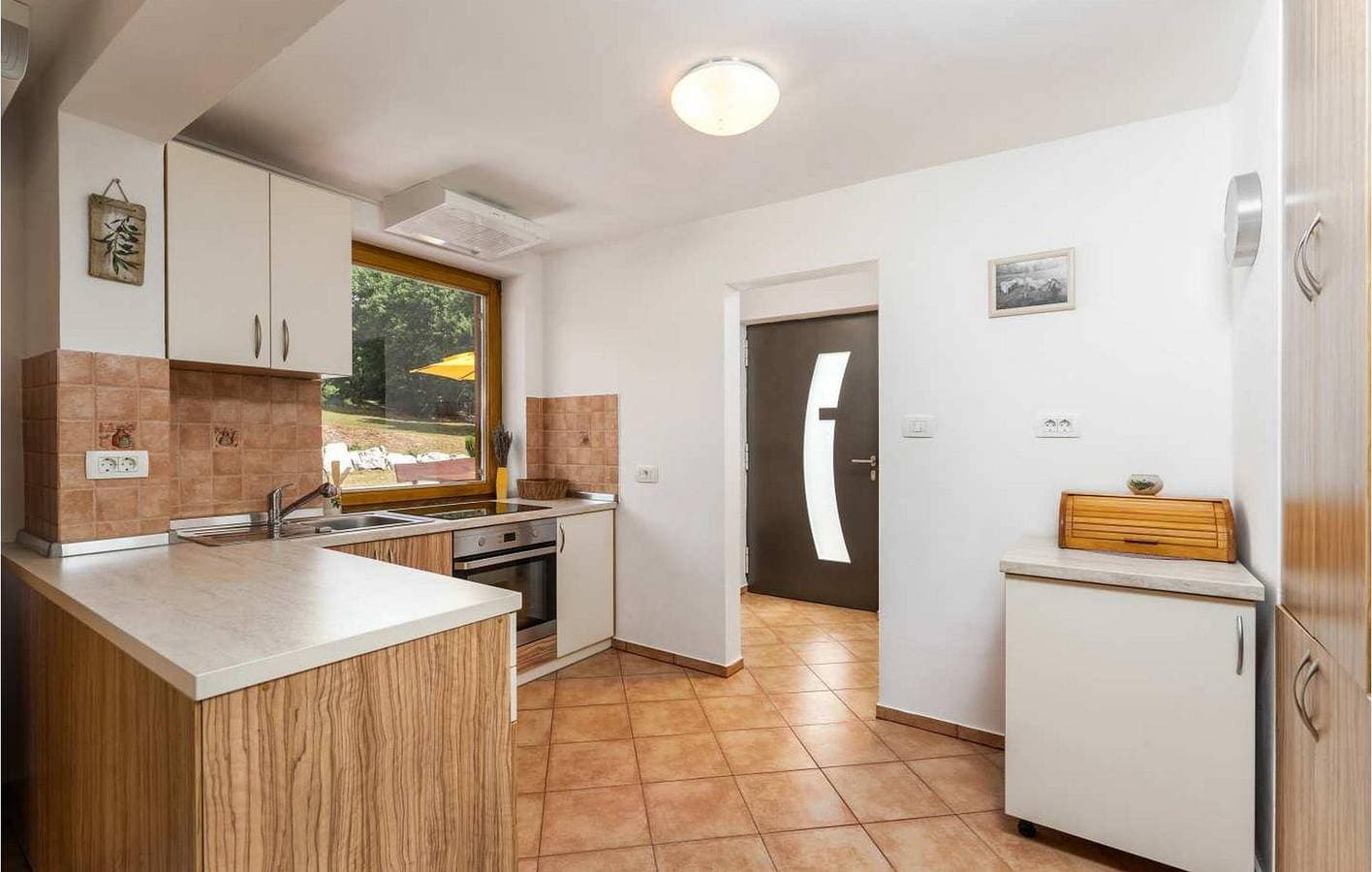Foto 11 von 46: Geräumige 2-Zimmer-Wohnung mit Pool, Terrasse und WLAN in der Nähe des Flusses Mirna