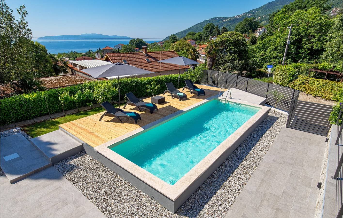 Foto 3 von 41: Charmante 76 m² große Wohnung mit Pool, Terrasse und einem Hundestrand in der Nähe