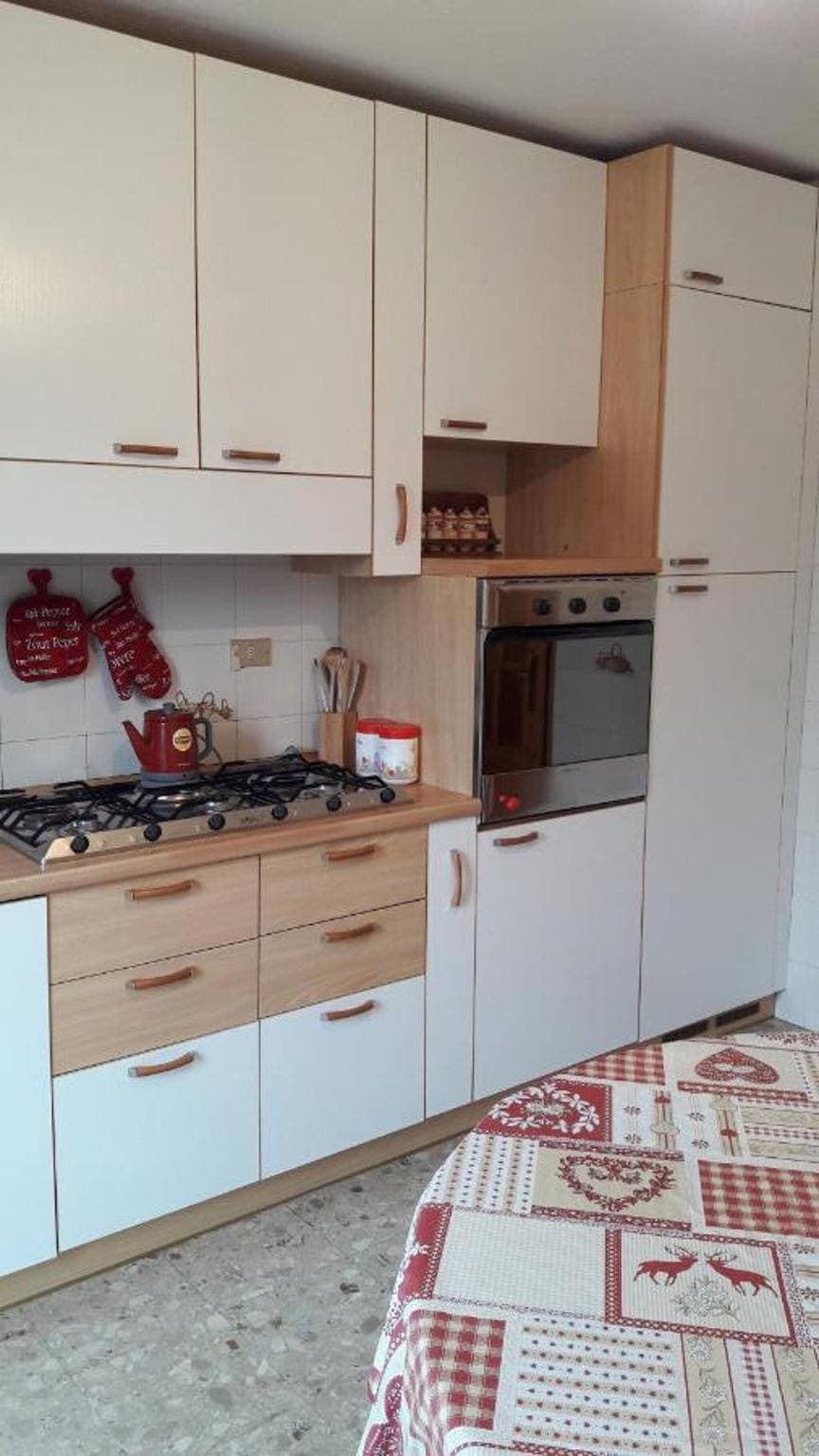 Foto 11 von 24: Ferienwohnung 'Mansarda Le Chateau' mit Bergblick, Gemeinschaftsgarten und Wi-Fi