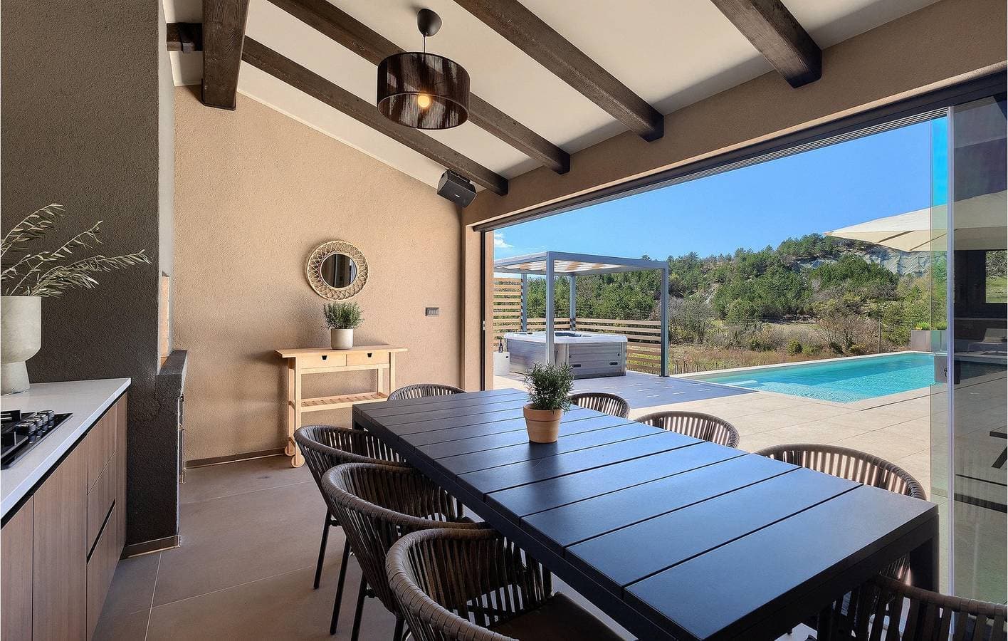 Foto 10 von 51: Modernes Apartment mit 2 Schlafzimmern, Pool und WLAN in der Nähe des Stadtzentrums von Lesišćina
