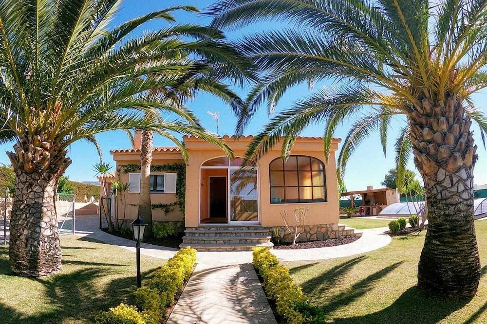 Chalet With Charm! Spacious law garden, pool with deck and more 1