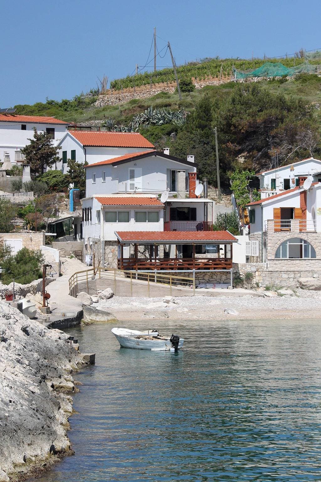 Foto 3 von 25: 2-Zimmer-Ferienwohnung am Strand Bucht Zarace, Hvar -a